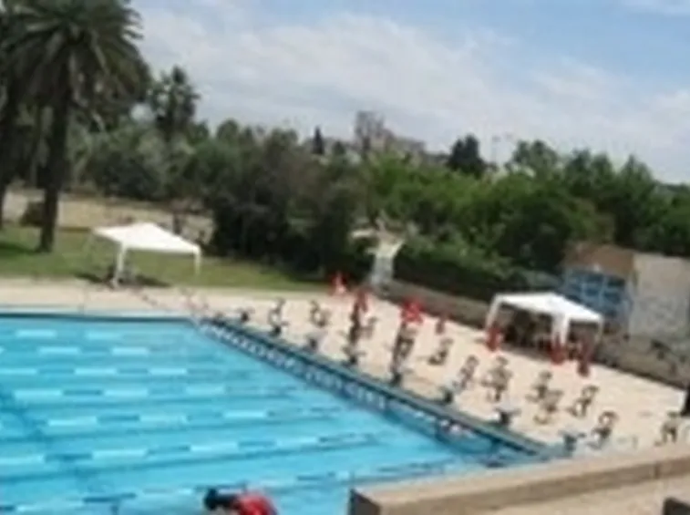piscina con lettini.