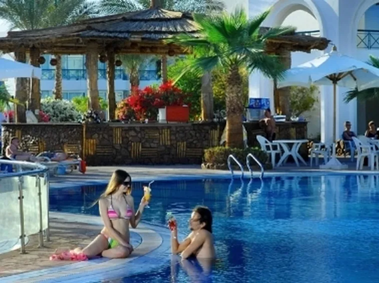 piscina ed arredi.
