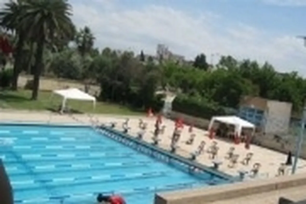 piscina con lettini.
