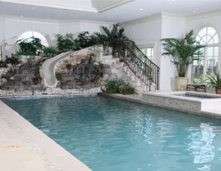 piscina con scivolo.