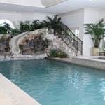 piscina con scivolo.
