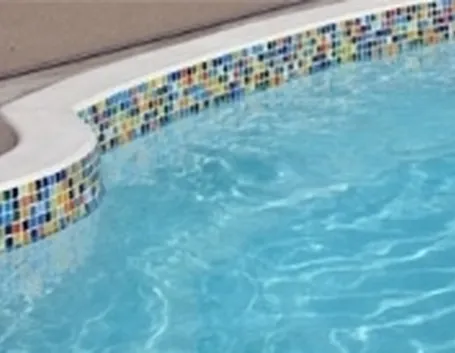 piscina con bordo.