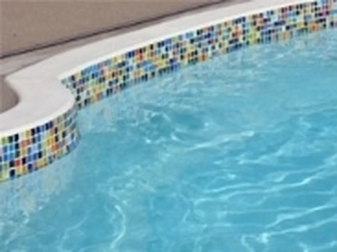 piscina con bordo.