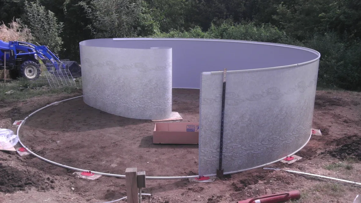 Piscina in lamiera in costruzione