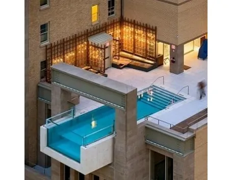 piscina incredibile.
