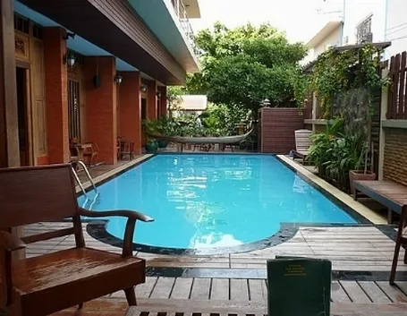 piscina con parquet.