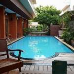 piscina con parquet.