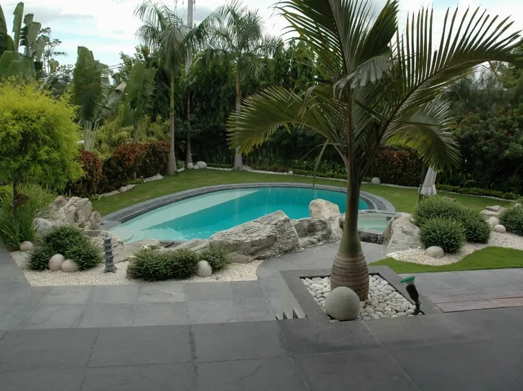 piscina in giardino.