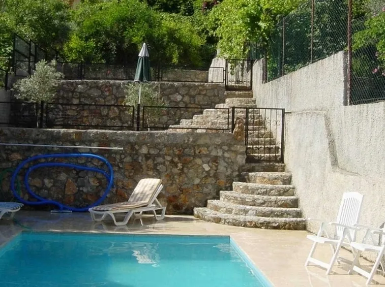 piscina e muro.