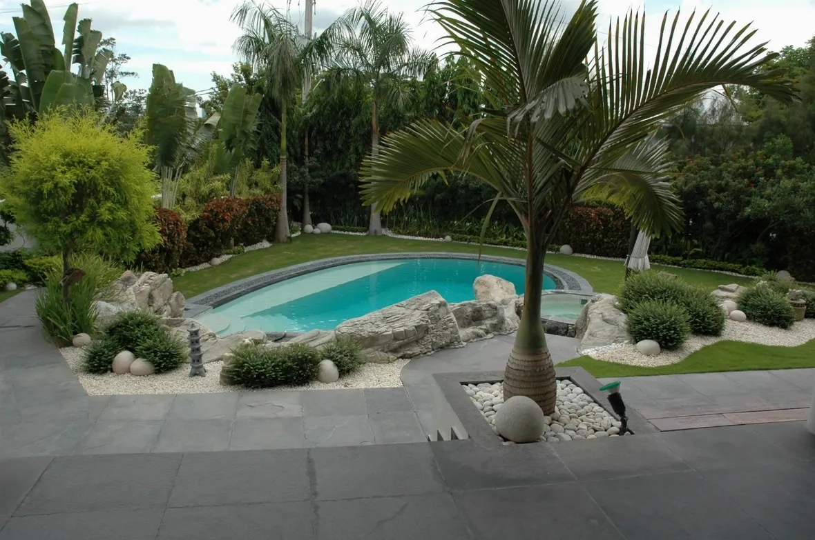 piscina in giardino.