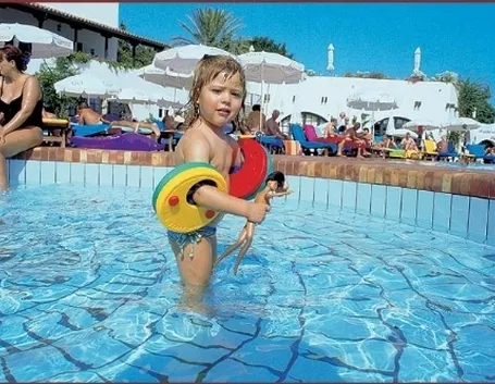 piscina con bimba.