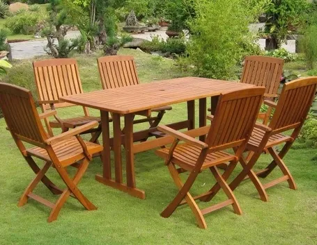 Giardino con mobili in legno