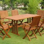 Giardino con mobili in legno