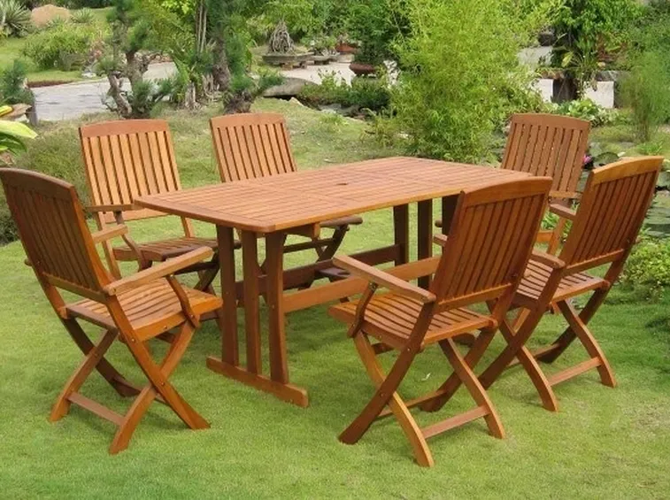 Giardino con mobili in legno