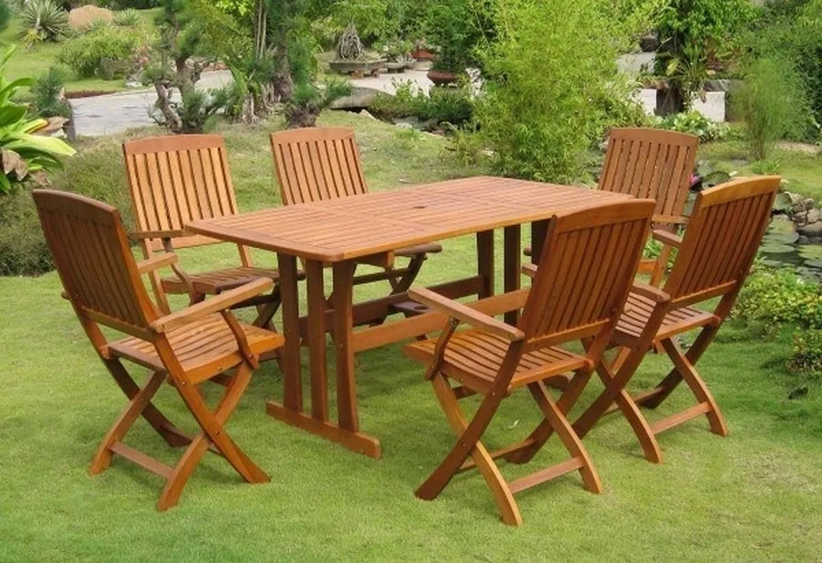 Giardino con mobili in legno