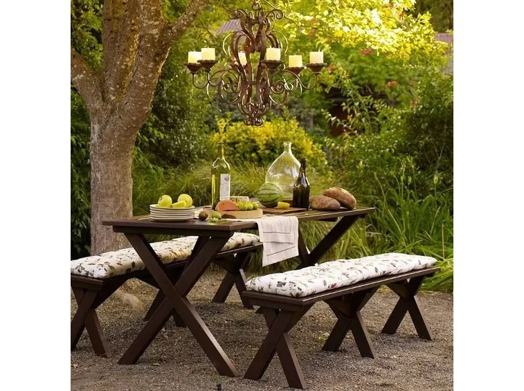 Giardino con tavolo