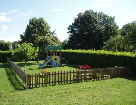 giardino per i bambini con i giochi