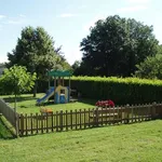 giardino per i bambini con i giochi