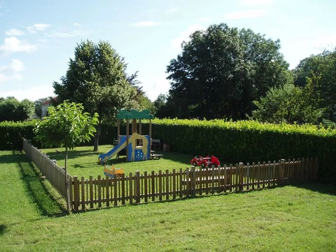 giardino per i bambini con i giochi