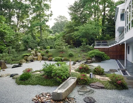 Giardino in stile giapponese con ghiaia