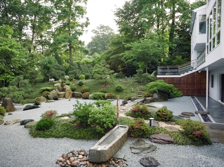 Giardino in stile giapponese con ghiaia