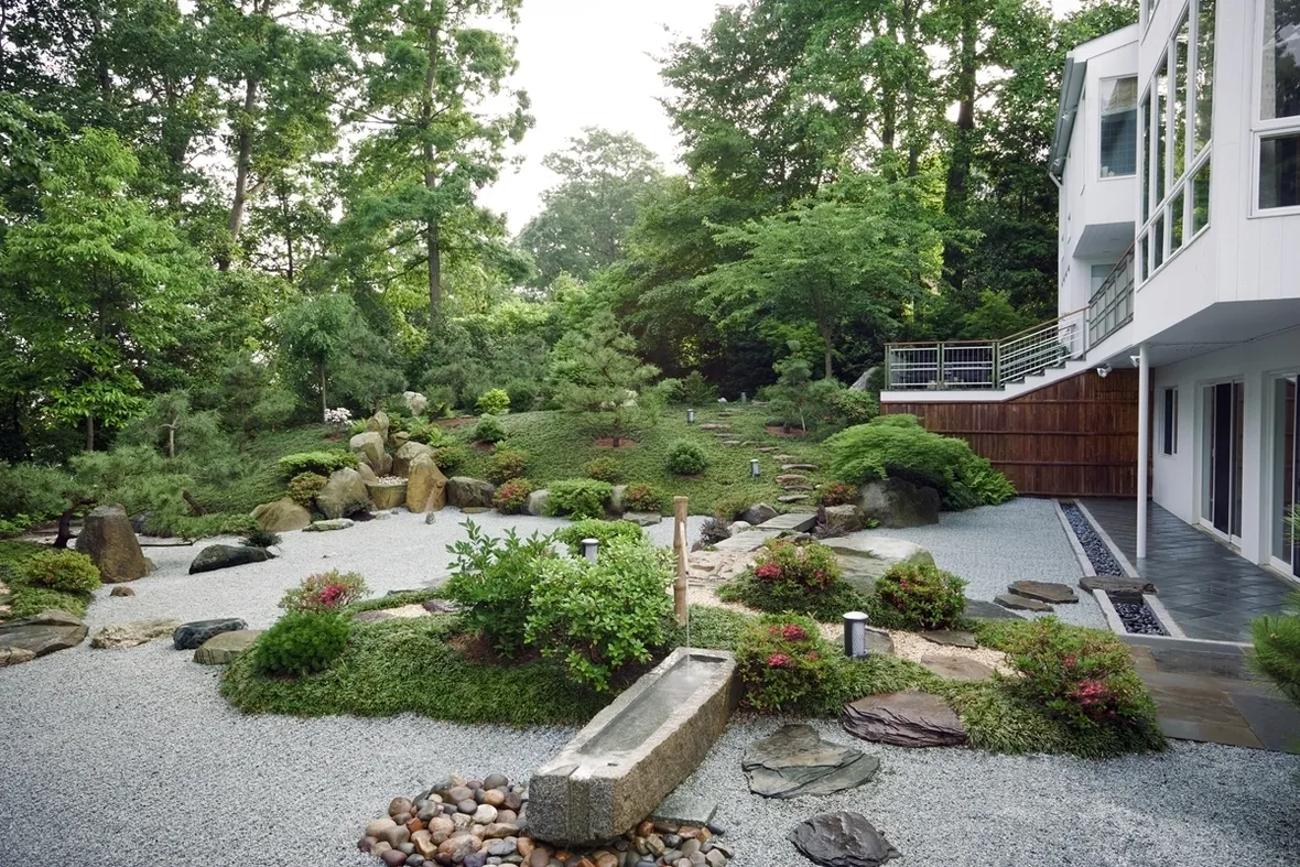 Giardino in stile giapponese con ghiaia