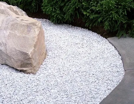 particolare di un giardino con ghiaia.