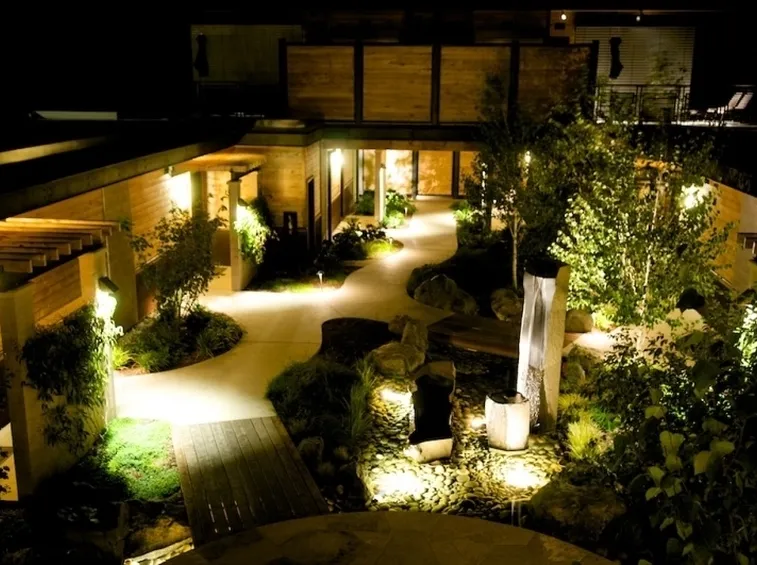 Esempio di giardino illuminato
