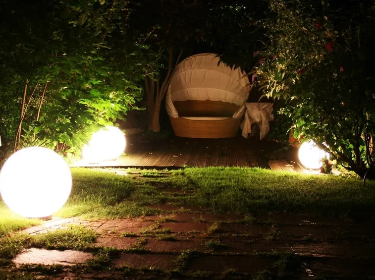 Giardino illuminato con sfere luminose ad energia solare