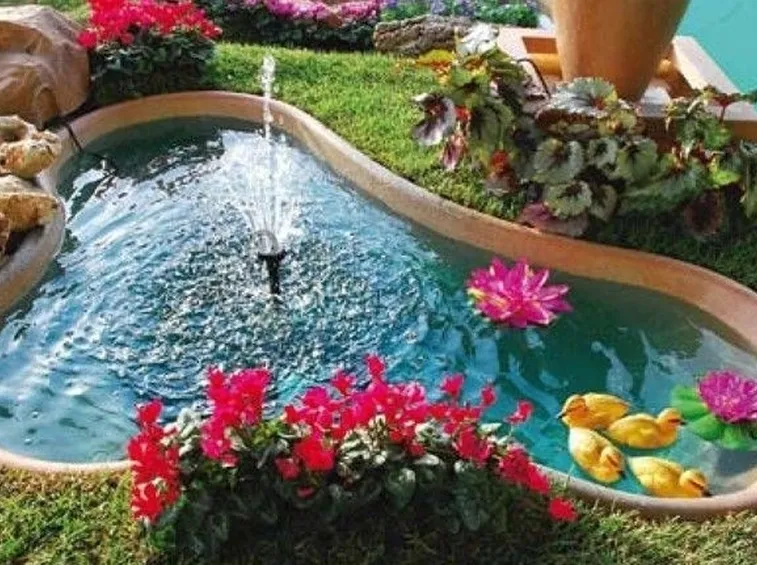 Piccolo giardino con laghetto e rocce