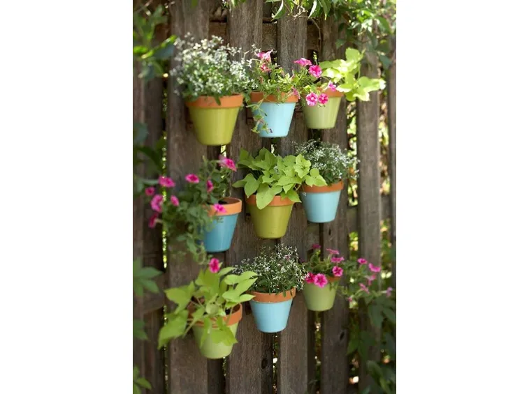 Giardino verticale realizzato con vasi