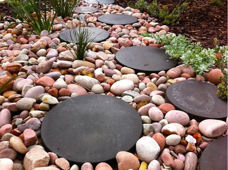 Arredo con sassi per giardino