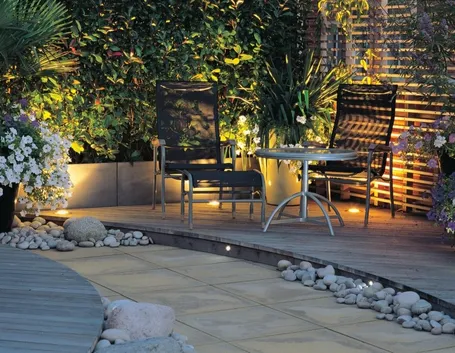 Un classico giardino con prato all'inglese e un'illuminazione molto semplice