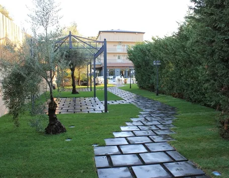 Esempio di vialetto da giardino