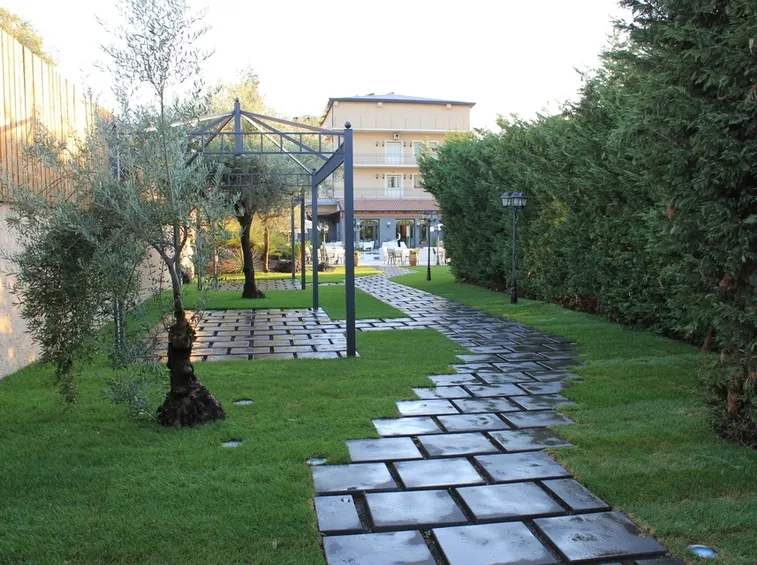 Esempio di vialetto da giardino