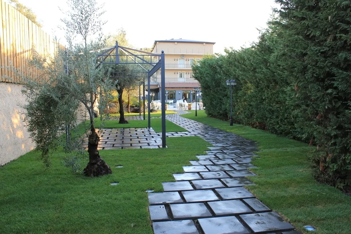 Esempio di vialetto da giardino