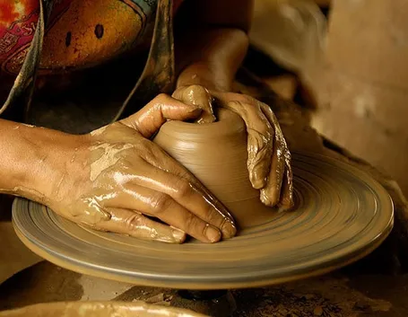 Realizzazione di un vaso fatto a mano.