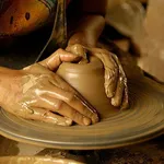 Realizzazione di un vaso fatto a mano.