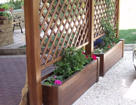 Fioriere con grigliato in legno