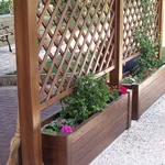 Fioriere con grigliato in legno