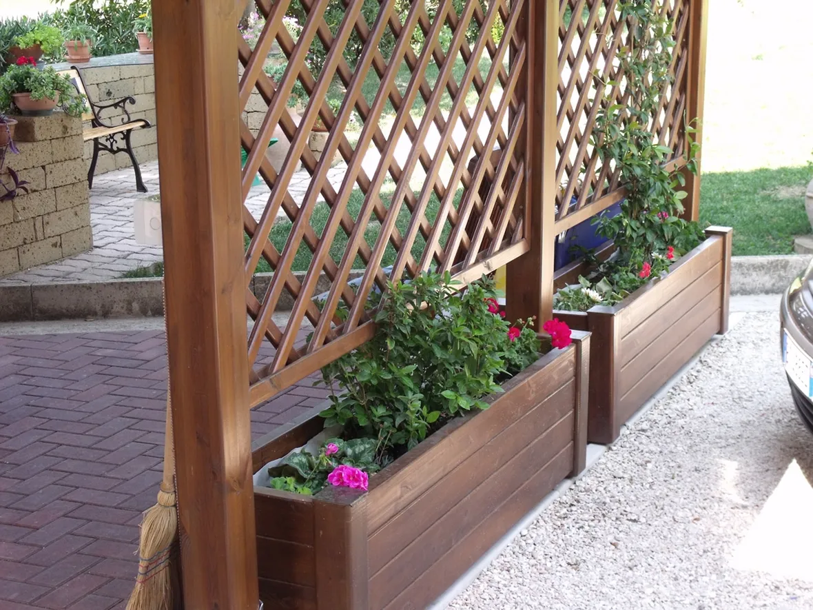 Fioriere con grigliato in legno