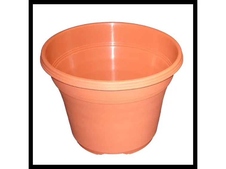 Esempio di vaso in plastica color terracotta