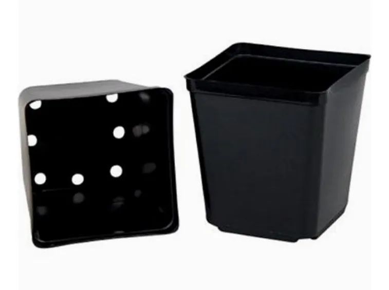 Immagine di vaso in plastica nero con i rispettivi fori di drenaggio