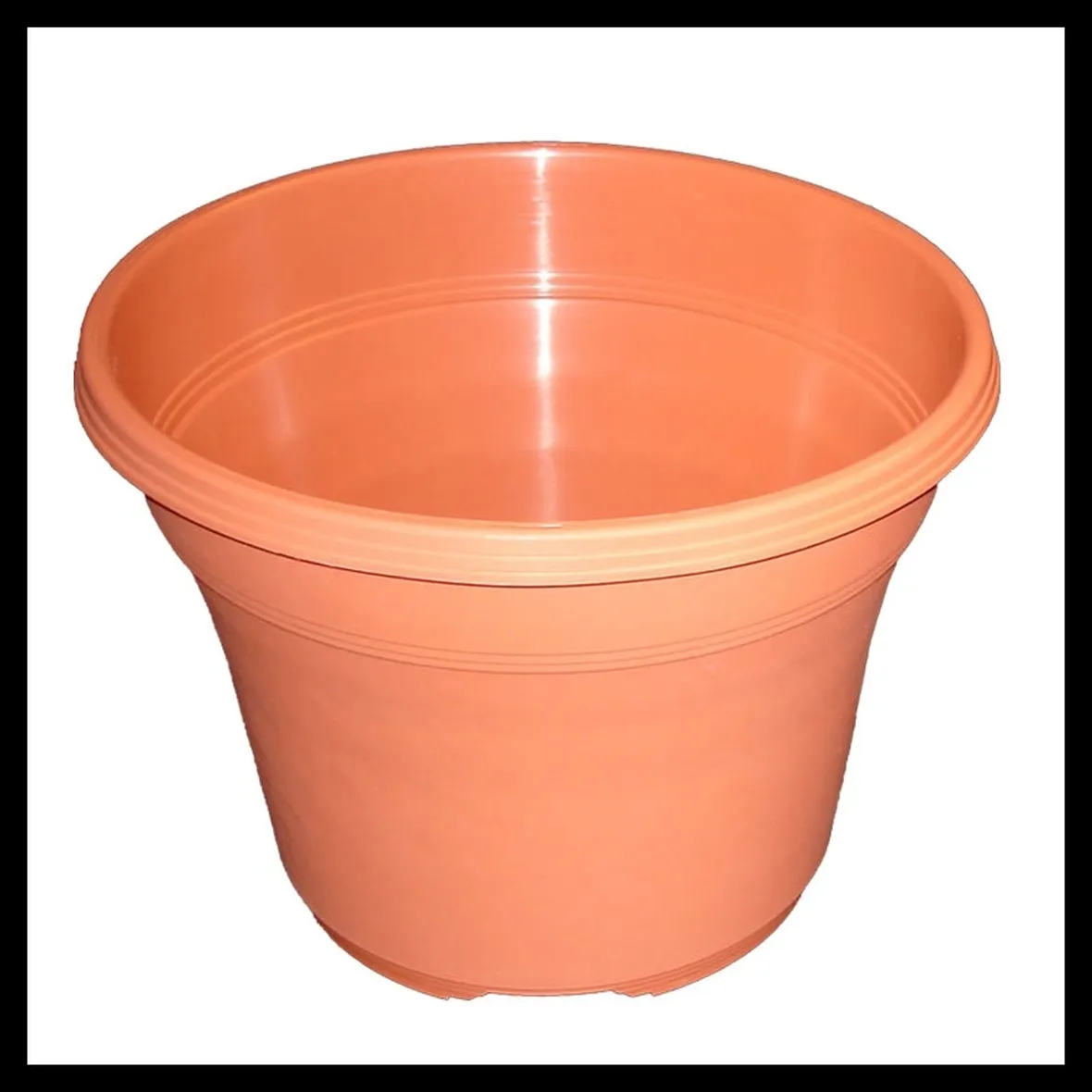Esempio di vaso in plastica color terracotta