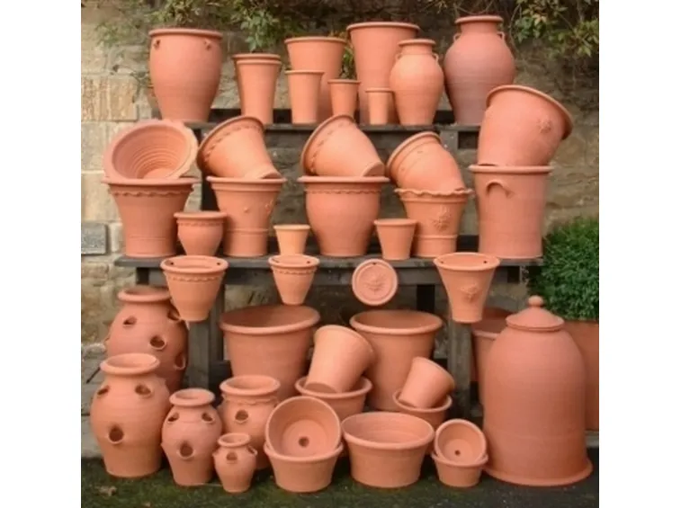 Vasi in terracotta dalle varie forme e dimensioni