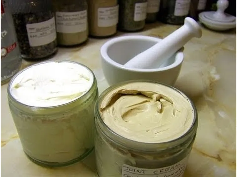 Tintura madre mischiata con crema di base