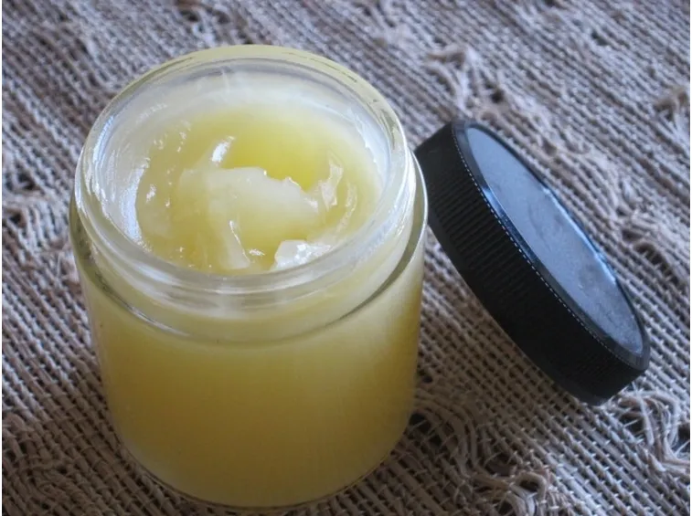 Olio essenziale mischiato con crema base
