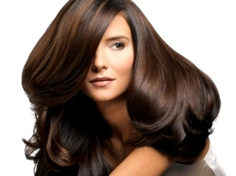 capelli folti e lunghi