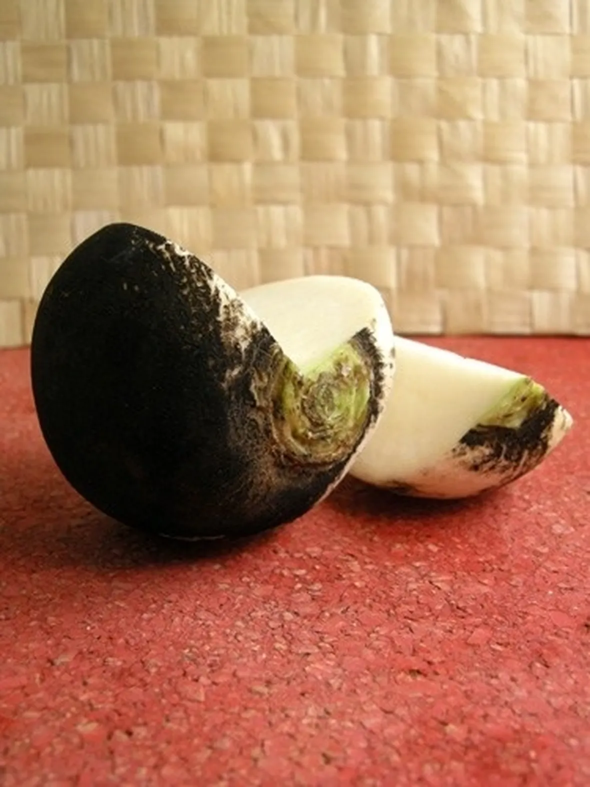 pianta di ramolaccio scuro