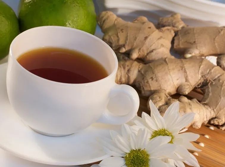 tazza tisana allo zenzero sul tavolo
